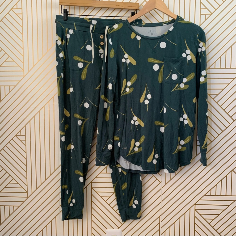 Lates by Kate Modal blend Winterberry Olives leaf Print Pajama Jogger Tee Set M